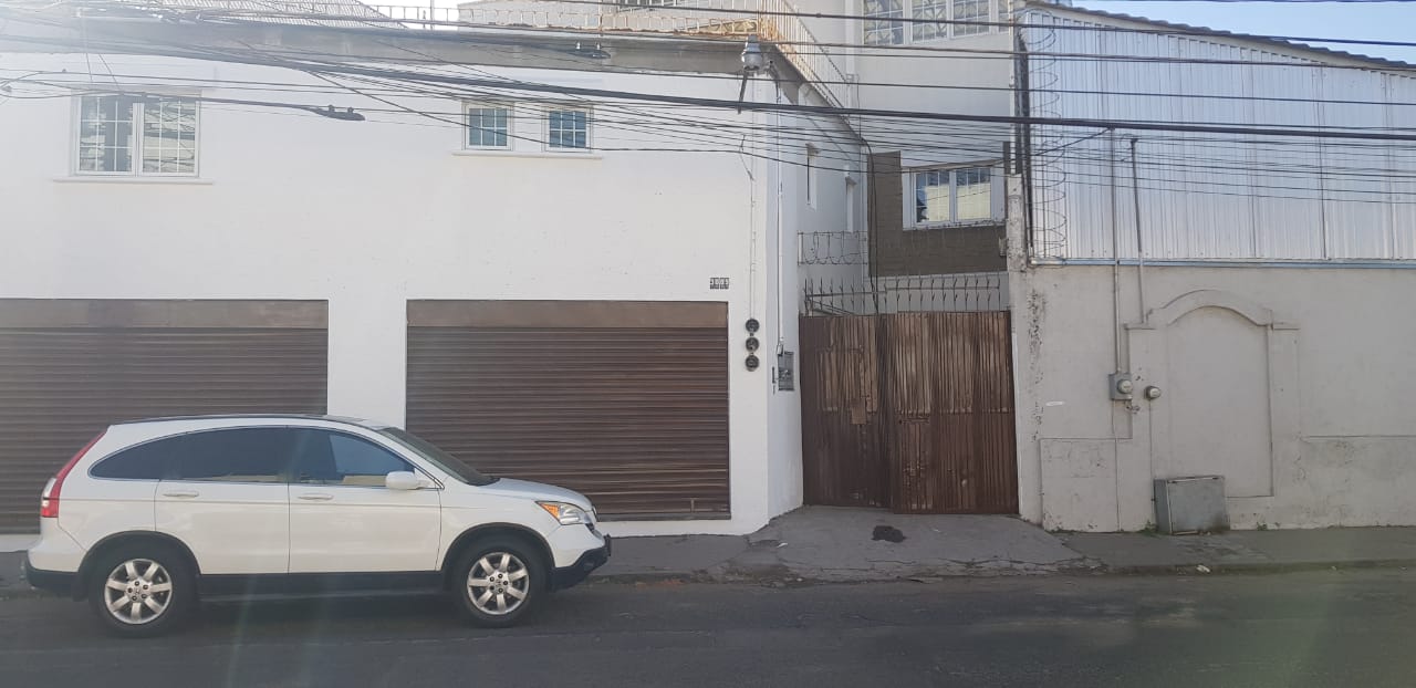 Bodega con departamento de uso habitacional en Colonia Resurgimiento Puebla